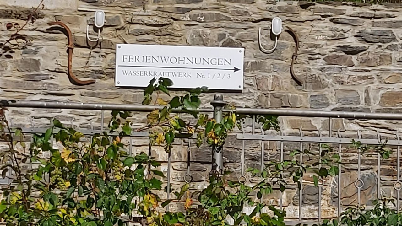 Wegweiser zur Ferienwohnungen im Wasserkraftwerk Wegweiser zur Ferienwohnungen im Wasserkraftwerk